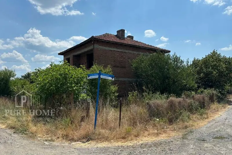 Двуетажна къща на груб строеж в с. Зидарово — просторен двор — 2
