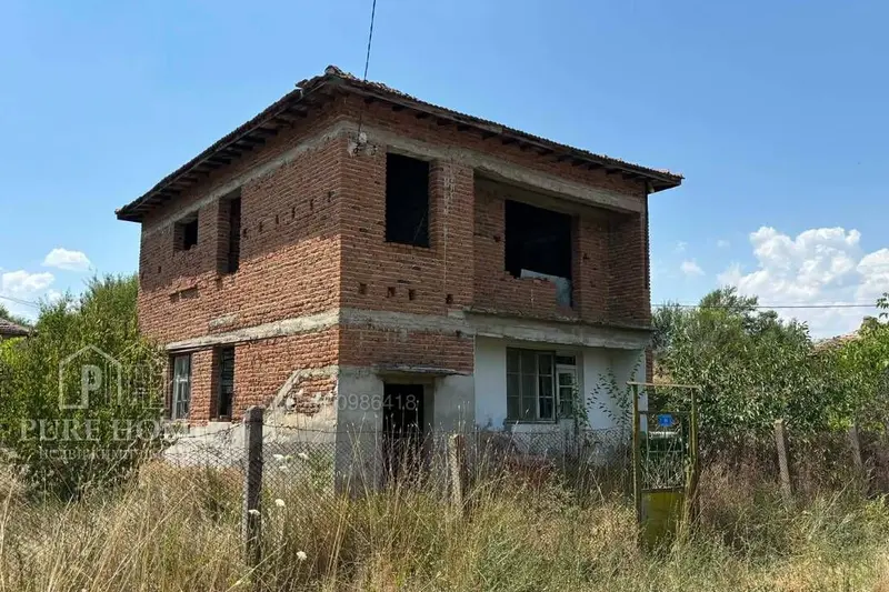 Двуетажна къща на груб строеж в с. Зидарово — просторен двор