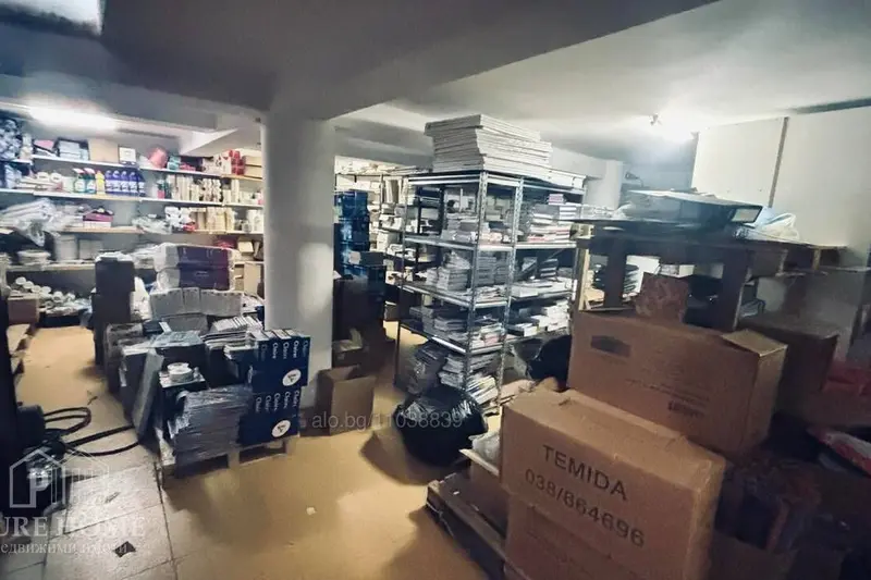 Магазин на две нива в ж.к. Възраждане — 165 кв.м, товарен асансьор — 3